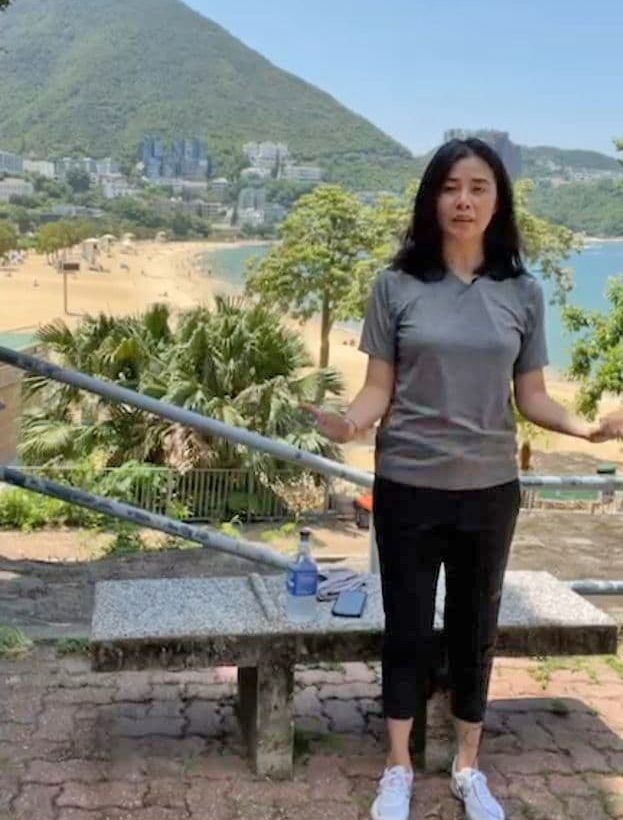 鄭伊健老婆蒙嘉慧臉型及身形似乎發福了不少,就連她也忍不住自嘲身形突變,而 K Sir 還笑她是「大山婆」