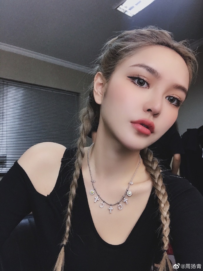 KOL實測周揚青品牌衣服，大爆貨不對辦、剪裁不對稱？「用300元買了一塊抹布」