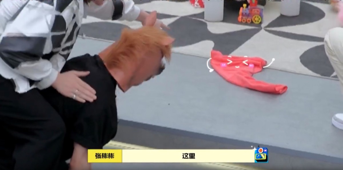 王嘉爾在大陸節目被內地男星「當馬騎」?四肢並用在地上爬行,粉絲超憤怒!