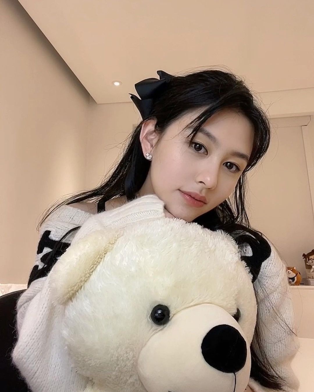 沈月自爆被同學排擠,性格內向討厭被注視,卻想仿效母親邱淑貞成為明星?