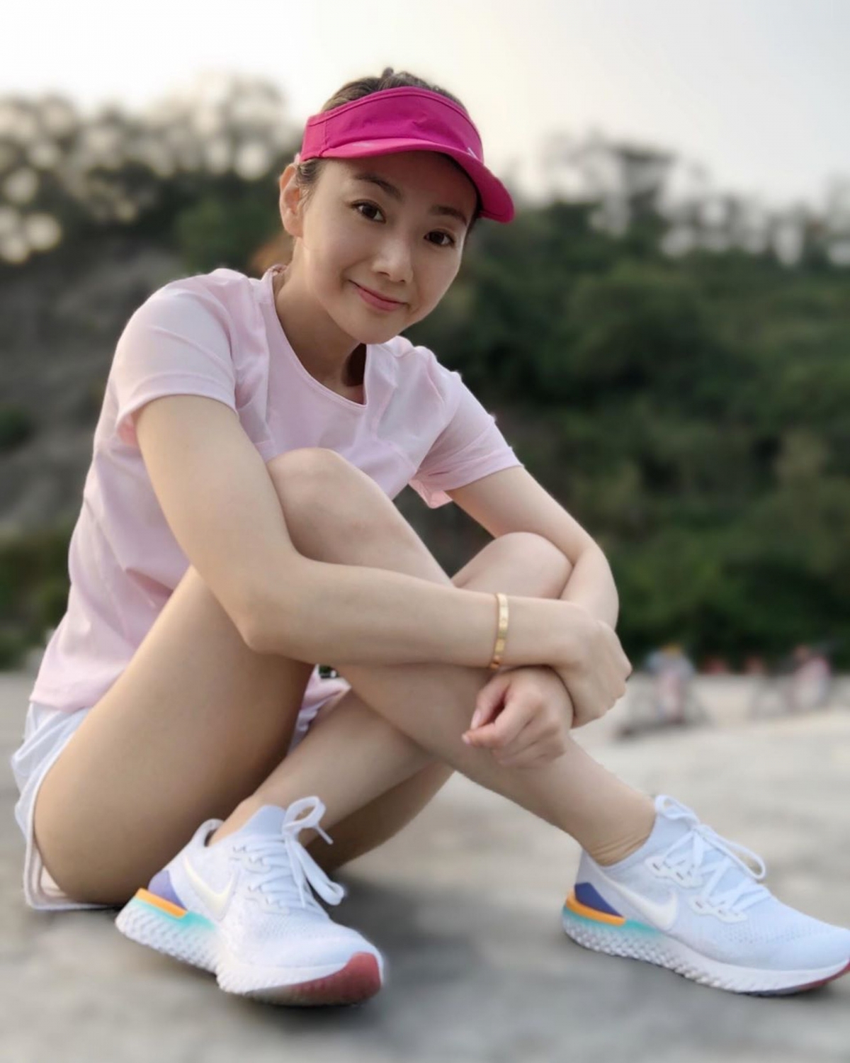 周嘉儀亦很喜歡大曬美腿,總會有著完美角度曬出超長腿~