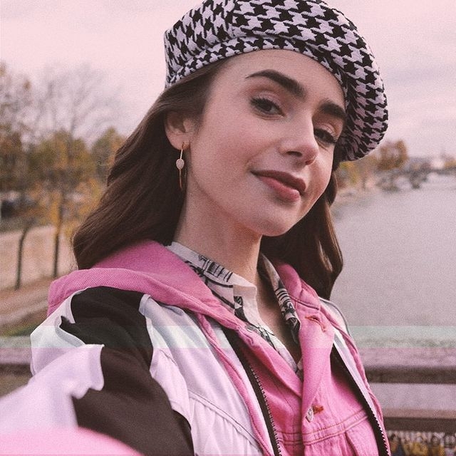 Lily Collins來主演。她早前因Netflix劇集《Emily in Paris》而爆紅,其開朗的個性和臉上的雀斑被認為最具相似點。