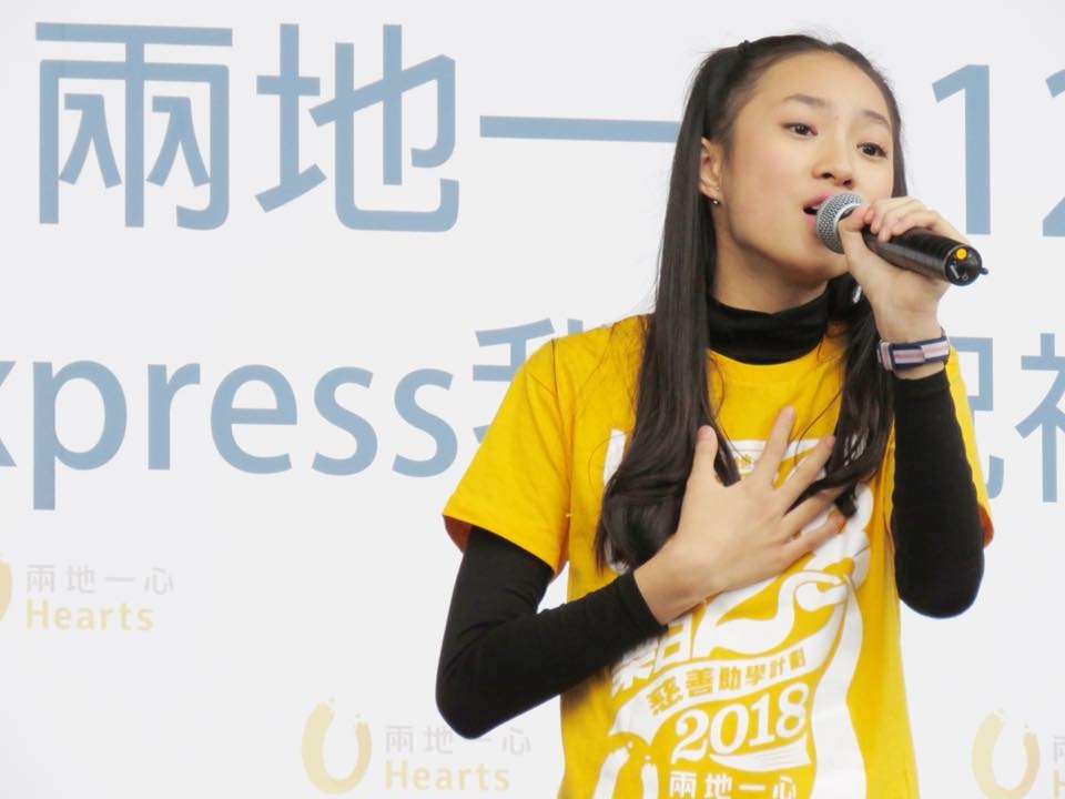 鍾柔美當時樣貌青澀,五官未及現在精緻。不過身為中菲混血兒的她,眼睛大大而且雙眼皮深邃!