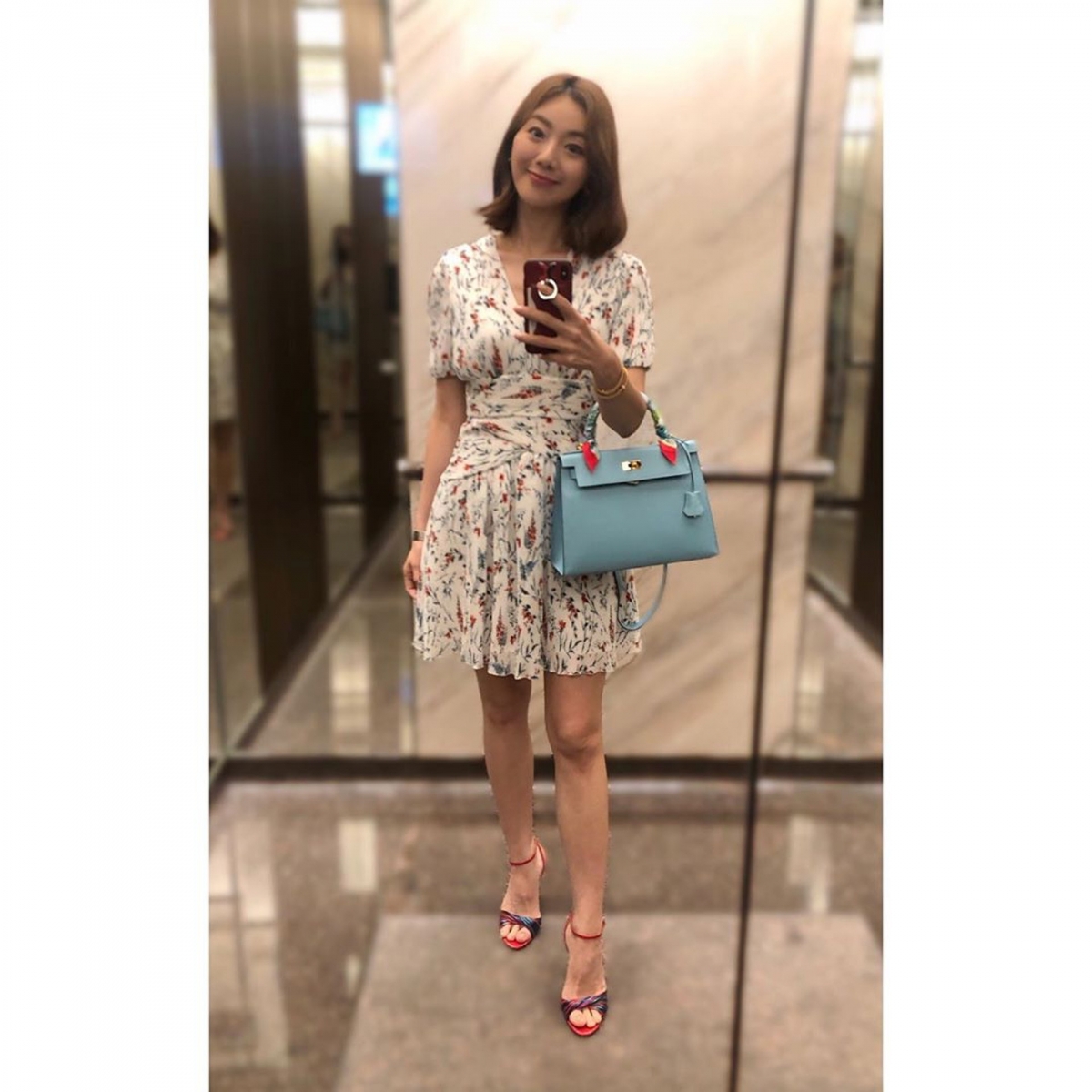 炫富女星|TVB前新聞主播周嘉儀本身亦極之鍾情於Hermès Kelly 28 粉藍色