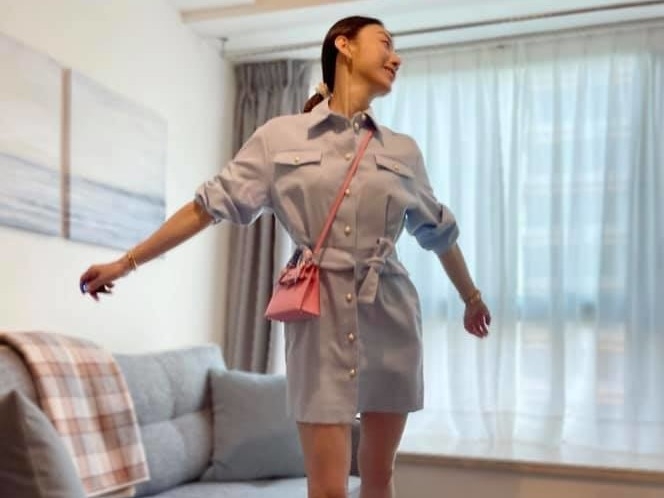 周嘉儀亦非常鍾愛粉色系的手袋,在家揹上這款 Mini Kelly 亦展現出開心雀躍的一面