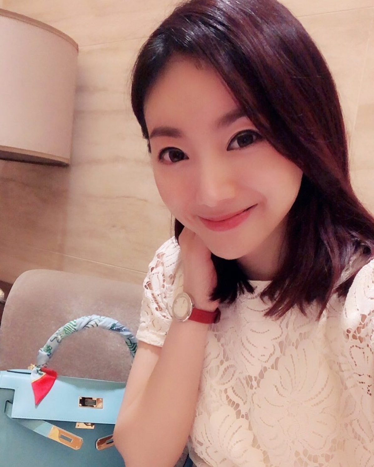 炫富女星|周嘉儀近年不時都會分享她的工作look,最搶手的地方就是每次都會戴不同的名牌手袋