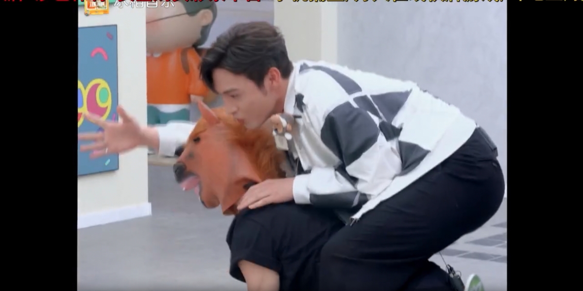 王嘉爾在大陸節目被內地男星「當馬騎」?四肢並用在地上爬行,粉絲超憤怒!