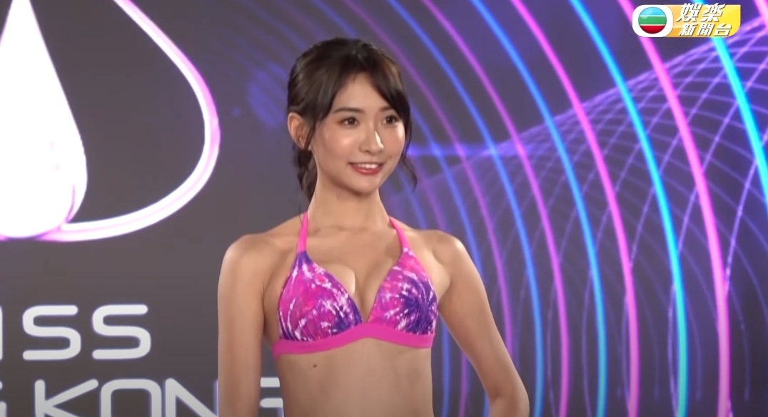 泳裝環節成功搶鏡的還有陳詩帆(Fiona),綁起髮髻的她打扮十分青春,樣貌精緻可人。