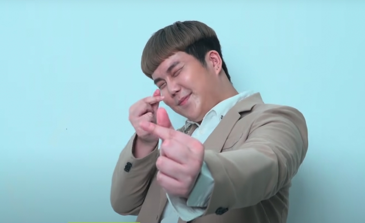 神奇的是就連被標註的圖片，好友們也會幫他修過圖才上載，讓真身不會洩漏～不過他的「照騙」中都留有他「單眼皮」