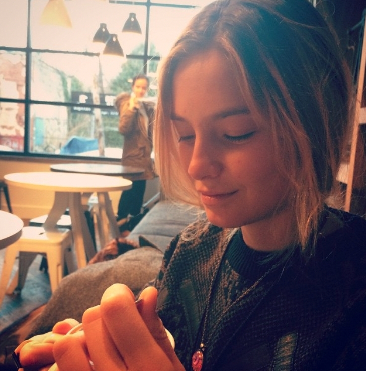 Bridget Malcolm在網上拍片訴出自己的痛苦經歷和遭遇,她憶述自己18歲時已去遍世界各地,不過她的經紀人就強迫她濫用服食藥物,原因是要她「減肥」。