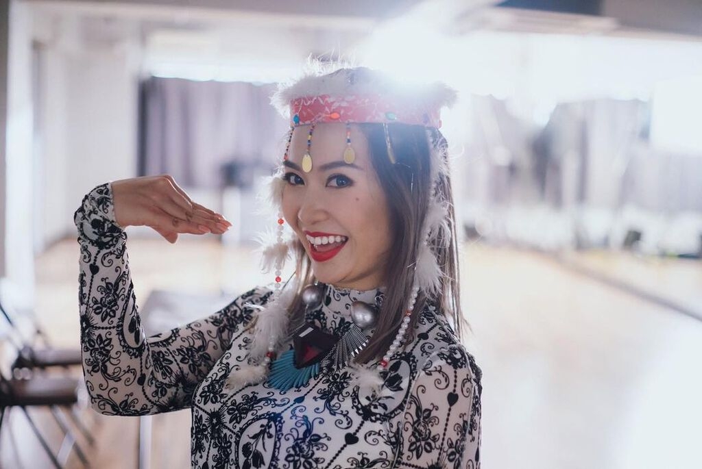 練美娟(娟姐)是一位人見人愛的校花,本身娟姐的五官精緻,中學時又留有一把長直髮
