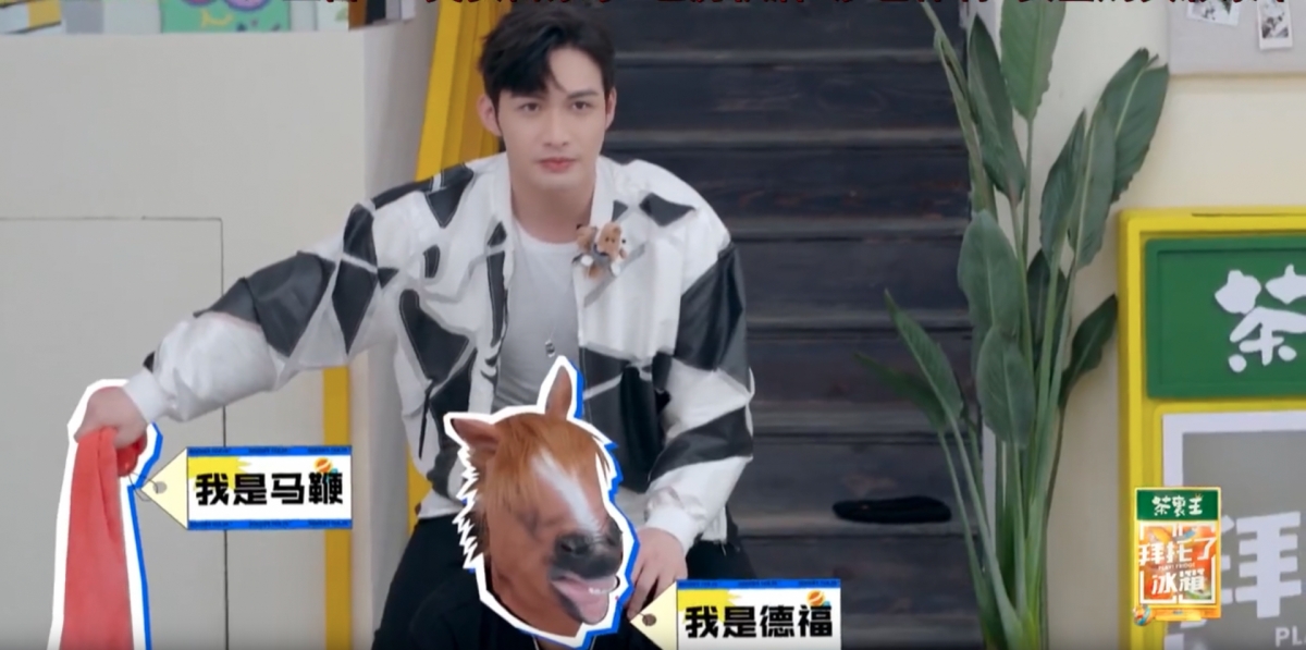 王嘉爾在大陸節目被內地男星「當馬騎」?四肢並用在地上爬行,粉絲超憤怒!