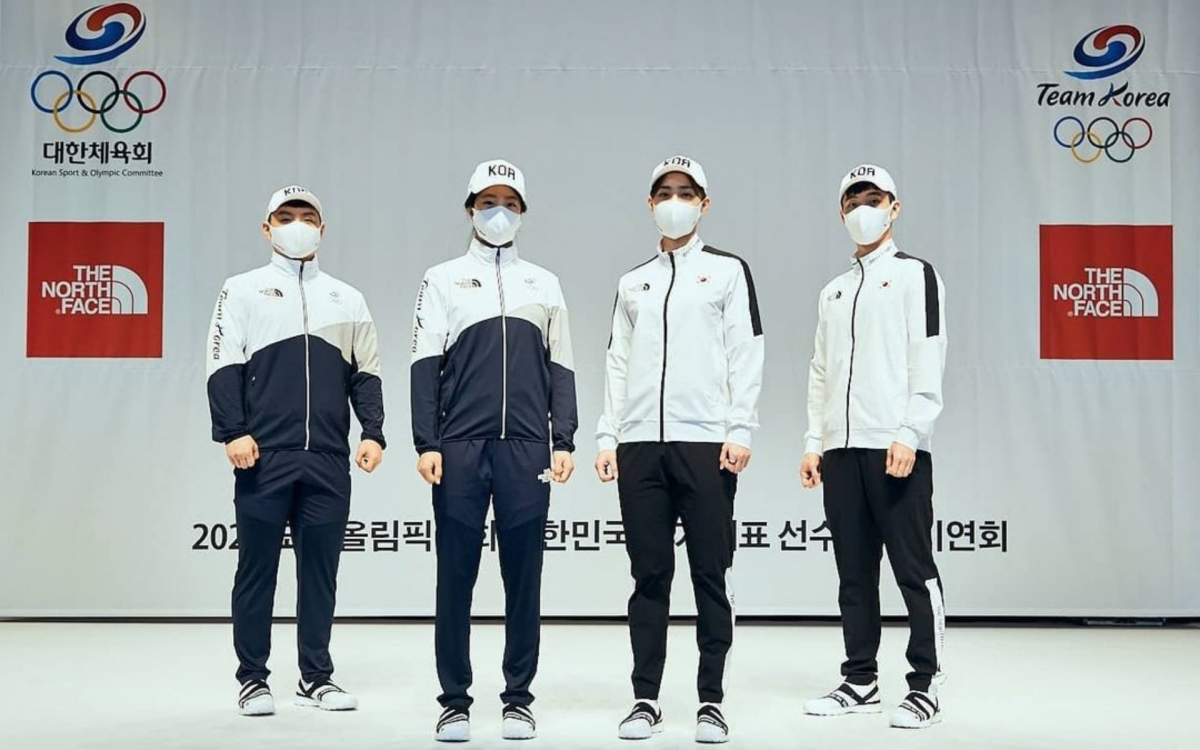 韓國今年就與 The North Face 打造出時尚感又俐落的一套隊服。主要顏色為白色和深藍色
