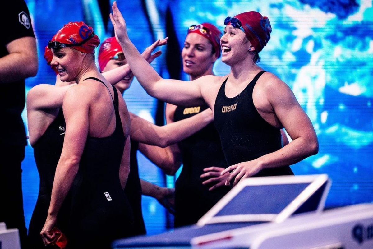 何詩蓓也多次偕同港隊隊友兼師姐的歐鎧淳，多次參加接力賽默契滿分。不過經驗豐富的歐鎧淳