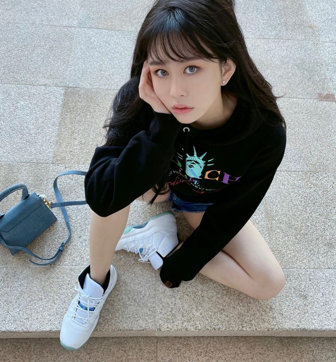 沈月自爆被同學排擠,性格內向討厭被注視,卻想仿效母親邱淑貞成為明星?