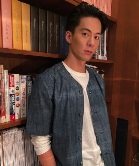 網民也建議了一位新晉好戲男神朱鑑然!雖然朱鑑然真實年齡有32歲,不過外貌也十分年輕,似足一位小鮮肉!最重要的是他從十四歲開始已加入香港泳隊