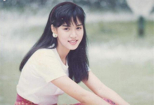 90年代玉女歌手黎瑞恩，當年靠脫俗的美貌和實力的唱功紅極一時，不過在嫁入豪門後便退出娛樂圈