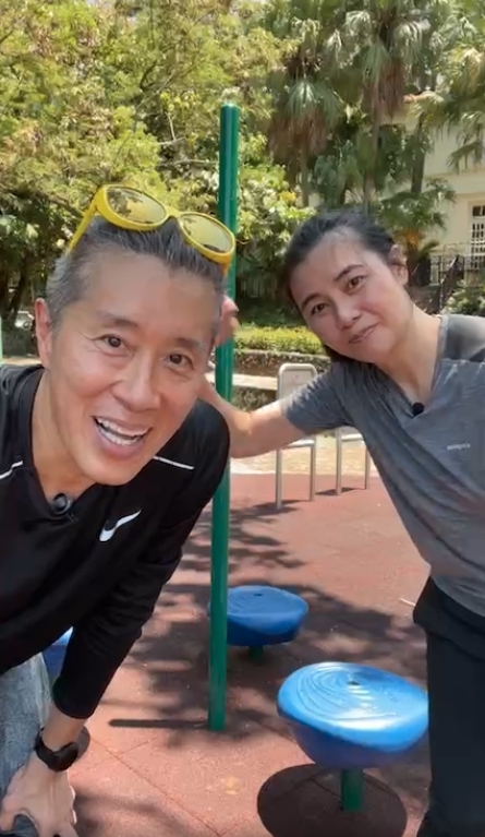 現年 47 歲蒙嘉慧 9 日罕有現身幕前,於健身兼拉筋教練好友 K Sir 的 Facebook 齊開直播