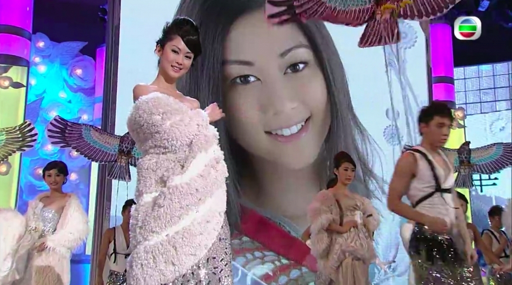 岑麗香曾表示小時候讀High School有點Baby Fat,並續稱:「仲有嗰陣條眉係興幼啲」