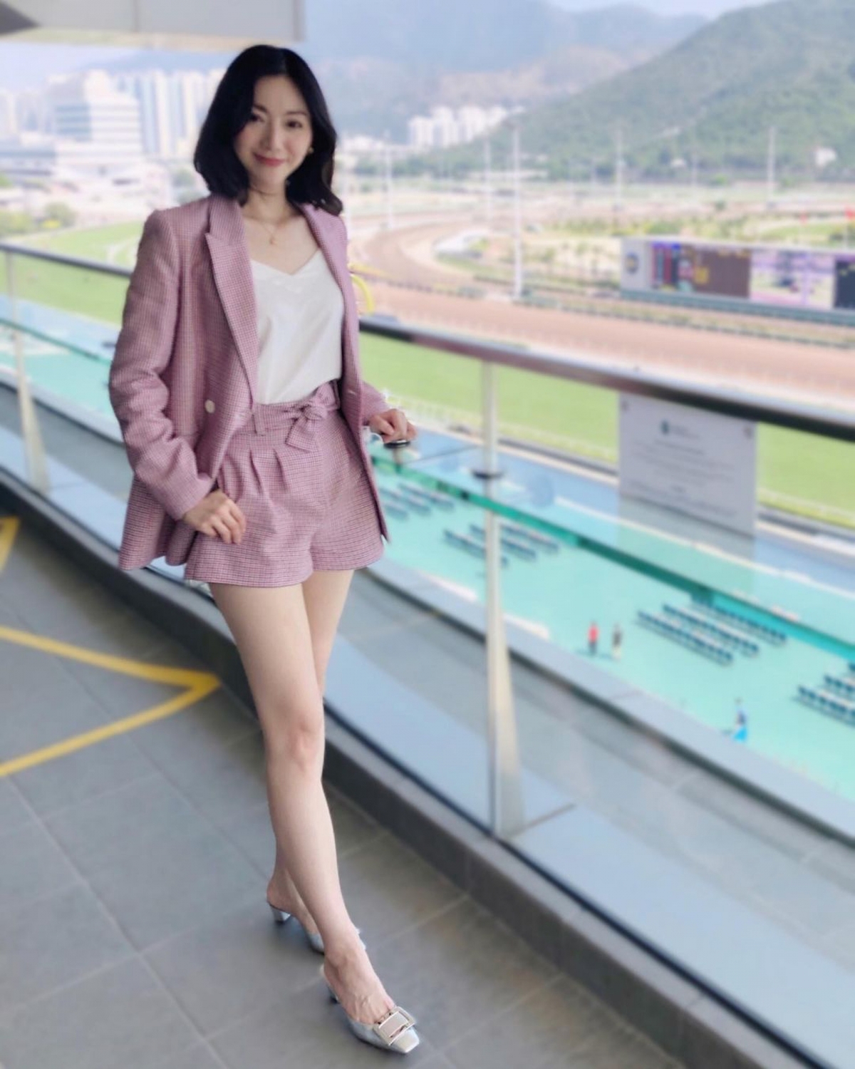 周嘉儀自轉戰金融界後,生活質素明顯上升不少,除了購入愈來愈多名牌手袋,亦經常出入馬場