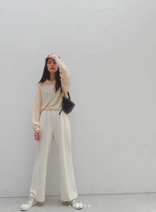 穿搭方面,「老人系女孩」會寧願把襯衫的時間拿來多睡15分鐘。買衣服的取向變得以「舒適」為主