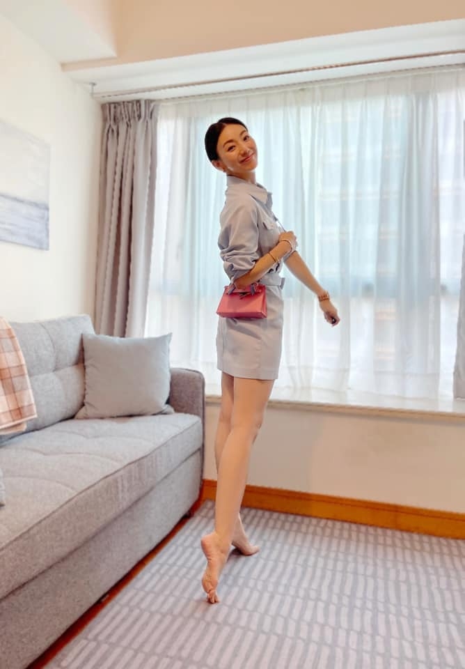 周嘉儀亦非常鍾愛粉色系的手袋,在家揹上這款 Mini Kelly 亦展現出開心雀躍的一面