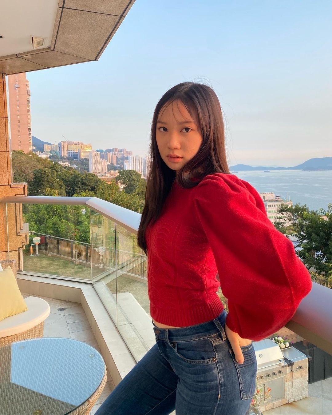 身高有175cm的甄濟如Jasmine正是甄子丹和汪詩詩的女兒!Jasmine完美倒模了名模媽媽的高挑身形