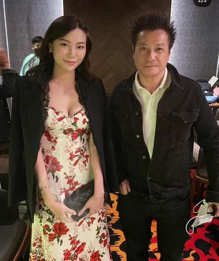 她被翻出和不少明星的合照,被封「集郵王」!不過她就澄清自己並不喜歡集郵,當時是獲邀出席首映禮