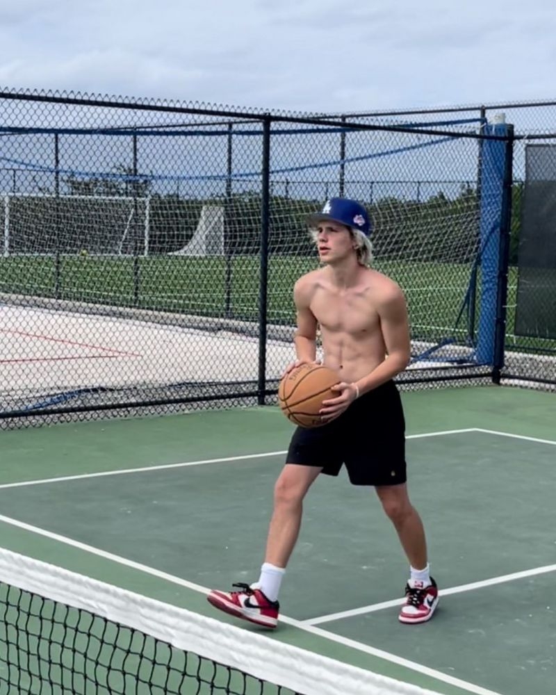 碧咸David Beckham細仔 Cruz Beckham 似乎比兩位哥哥都還要帥得多