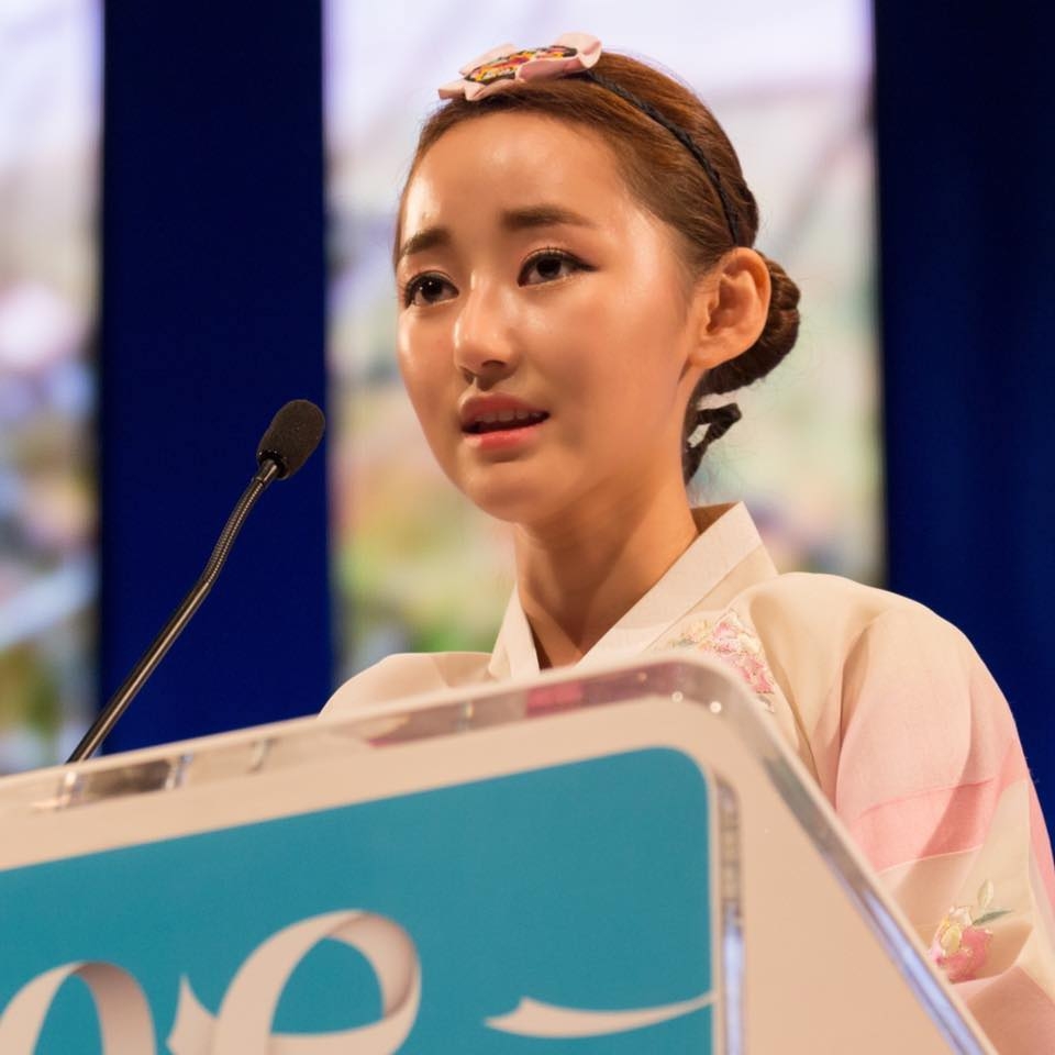 27歲的「脫北美女」朴研美(又譯:朴延美)因2014年在愛爾蘭都柏林舉辦的第五屆世界青年領袖峰會上演講