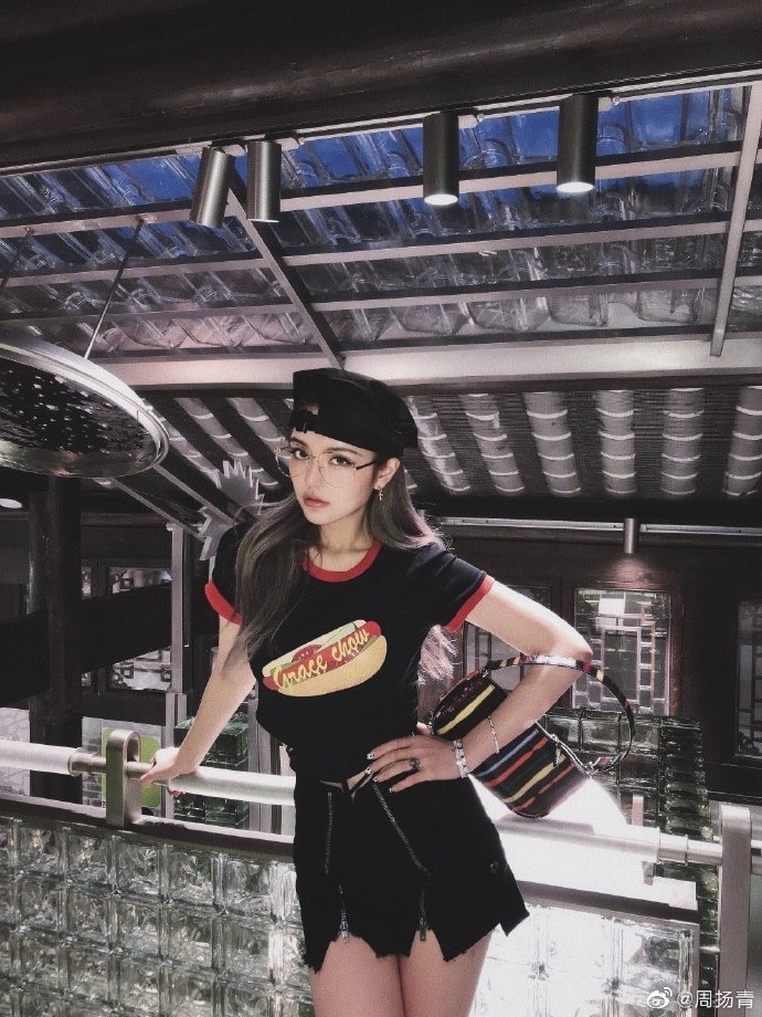 KOL實測周揚青品牌衣服，大爆貨不對辦、剪裁不對稱？「用300元買了一塊抹布」