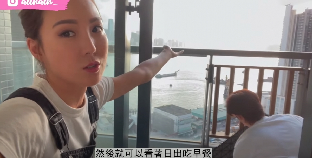 Alina在影片中公開新居的內觀,兩房的單位很有空間感,白色作主題的裝潢看起來十分企理乾淨。