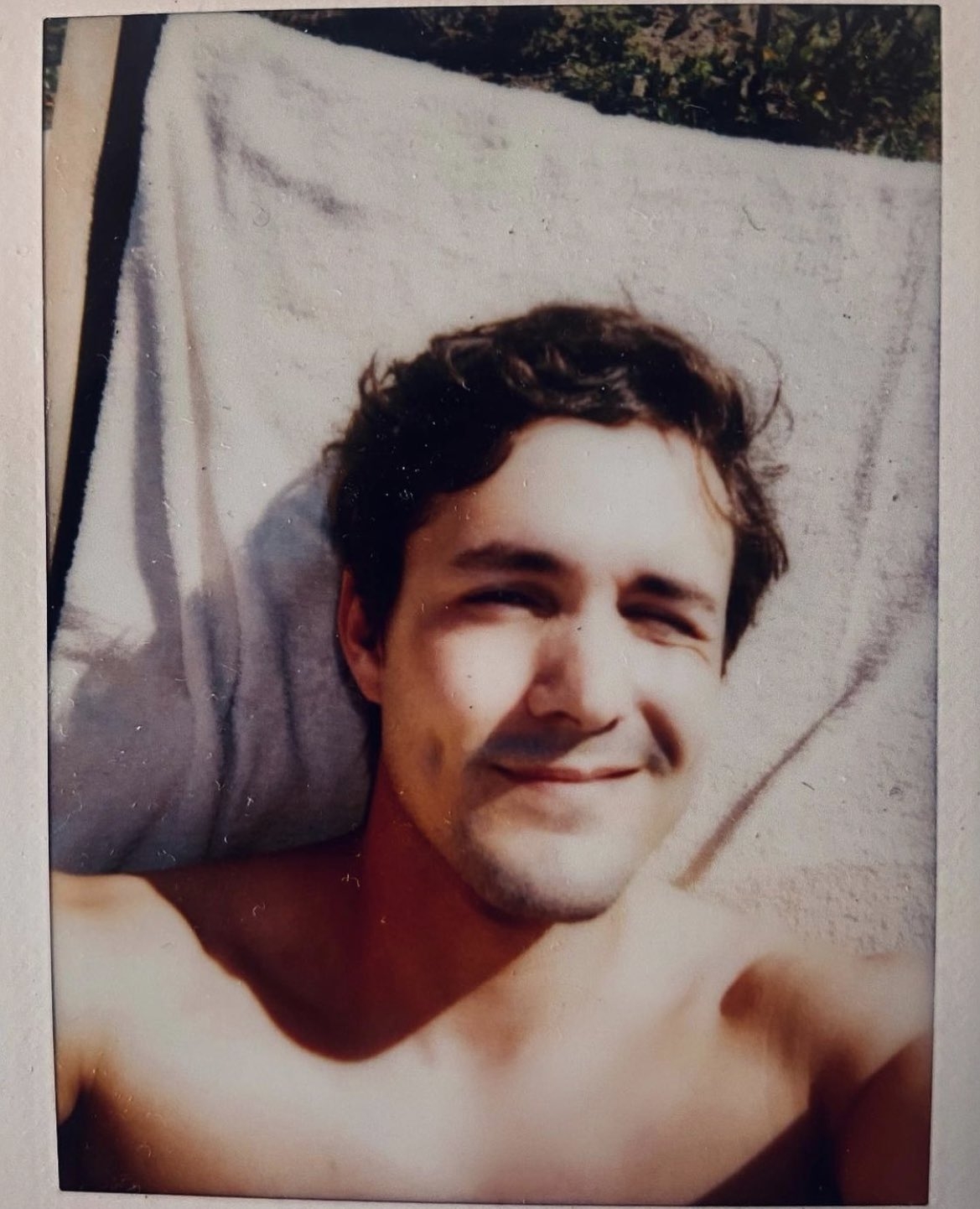 Jonah Hauer-King 分享多張劇組的相片,其中一張相 Halle Bailey 穿著泳衣笑得相當開心