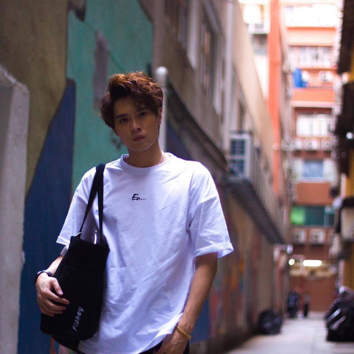 Frankie同樣推出了自家服裝品牌「Flakey」,以簡便的黑白色衫為主,和Ian的風格類似,他們的服飾都十分暢銷