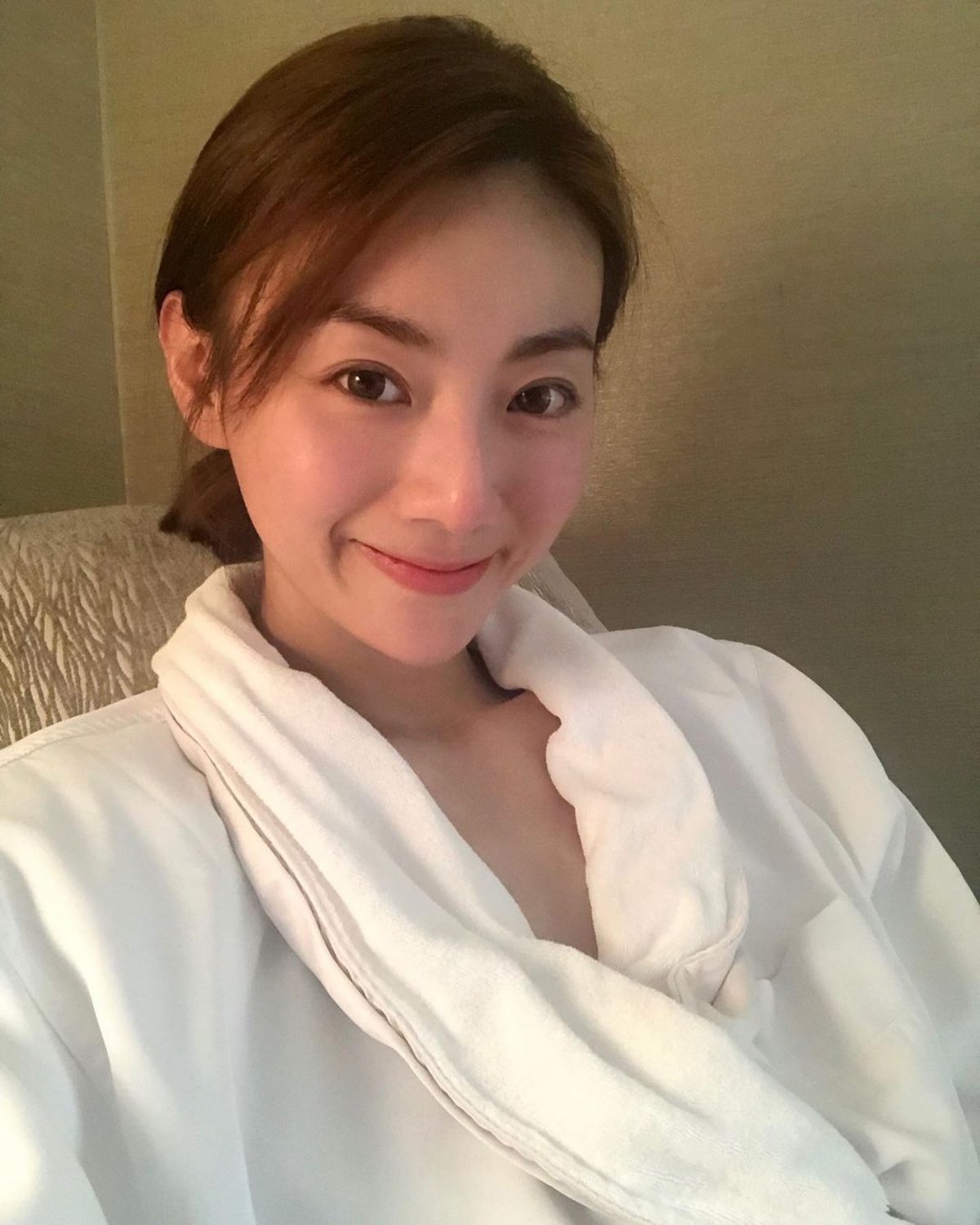 周嘉儀亦會經常分享她的名媛生活,總是曬出穿浴袍的相片,歎著下午茶及Spa
