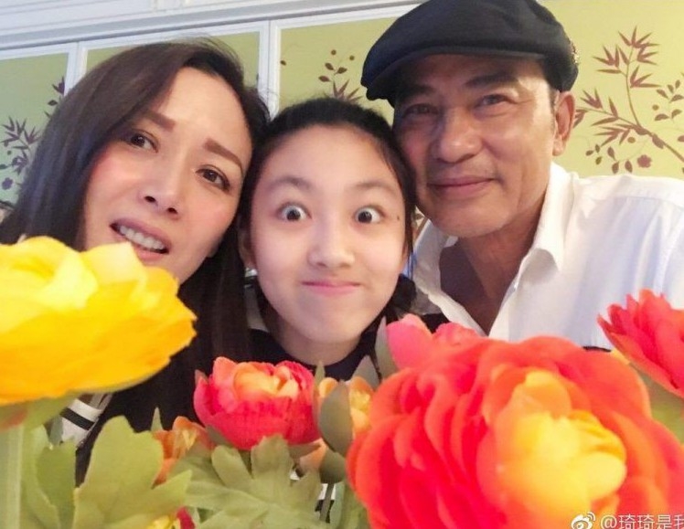繼承影帝任達華與名模琦琦二人優良傳統的任晴佳Ella,年僅17歲就身高已經有180cm!