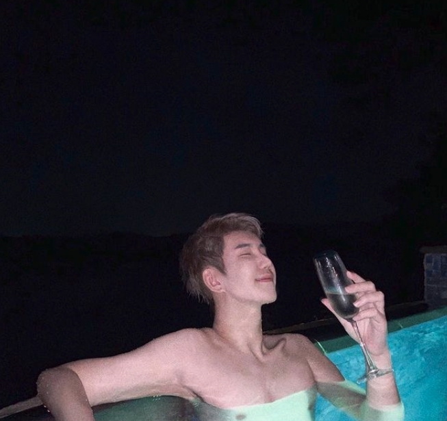 雖然會P圖的網紅不少，不過能像他一樣完美掩飾自己胖一倍的身形就很少，就連泳照沒穿衣服的上身也毫無破綻