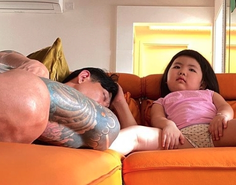 Lucy和爸爸的親子樂十分多元,Lucy的搞鬼和爸爸的無奈表情真的相映成趣~