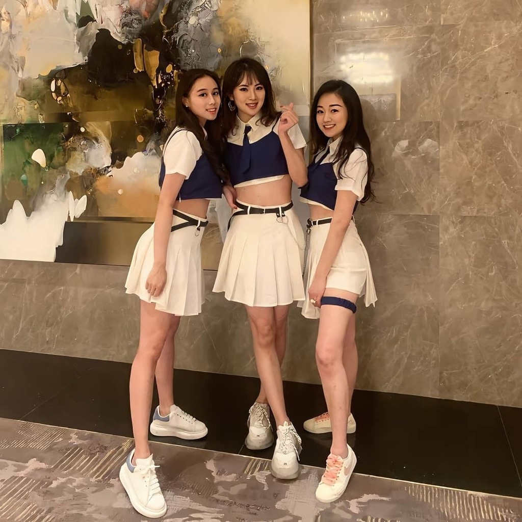 賭王何鴻燊孻女何超欣的社交圈多是富豪或名媛為主,與兩位好閨蜜穿得猶如女團一式一樣的服飾