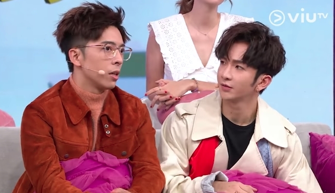 在播放日版的期間,港版《大叔的愛》的原班人馬,連同ERROR肥仔都會陪伴觀眾收看,當中大訴拍攝期間的爆笑大小事。