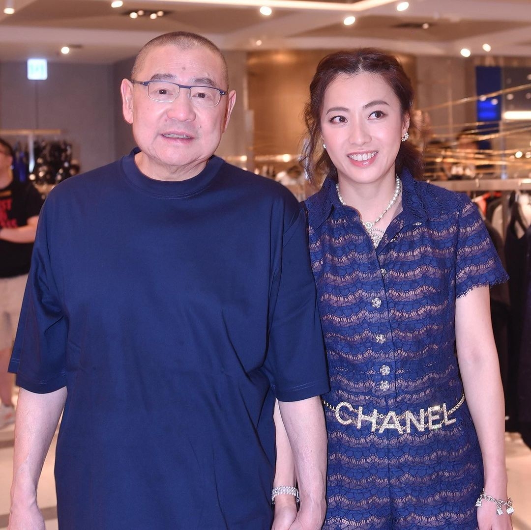 劉鑾雄在2015年亦送贈位於渣甸山高士美道5號的豪宅（價值約4.6億港元）給女兒劉秀樺