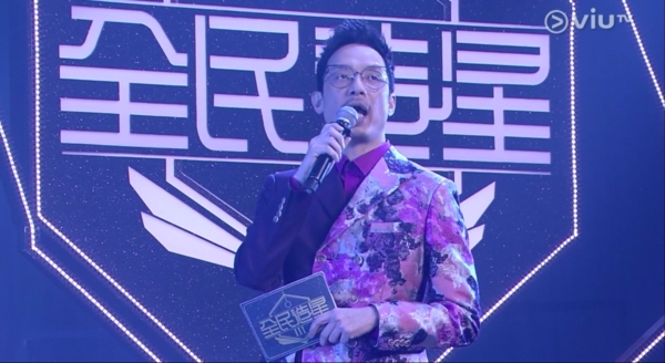 強尼(許博文)因在拍劇、主持、足球評論員、唱歌都表現出色而被封為「全能強尼」