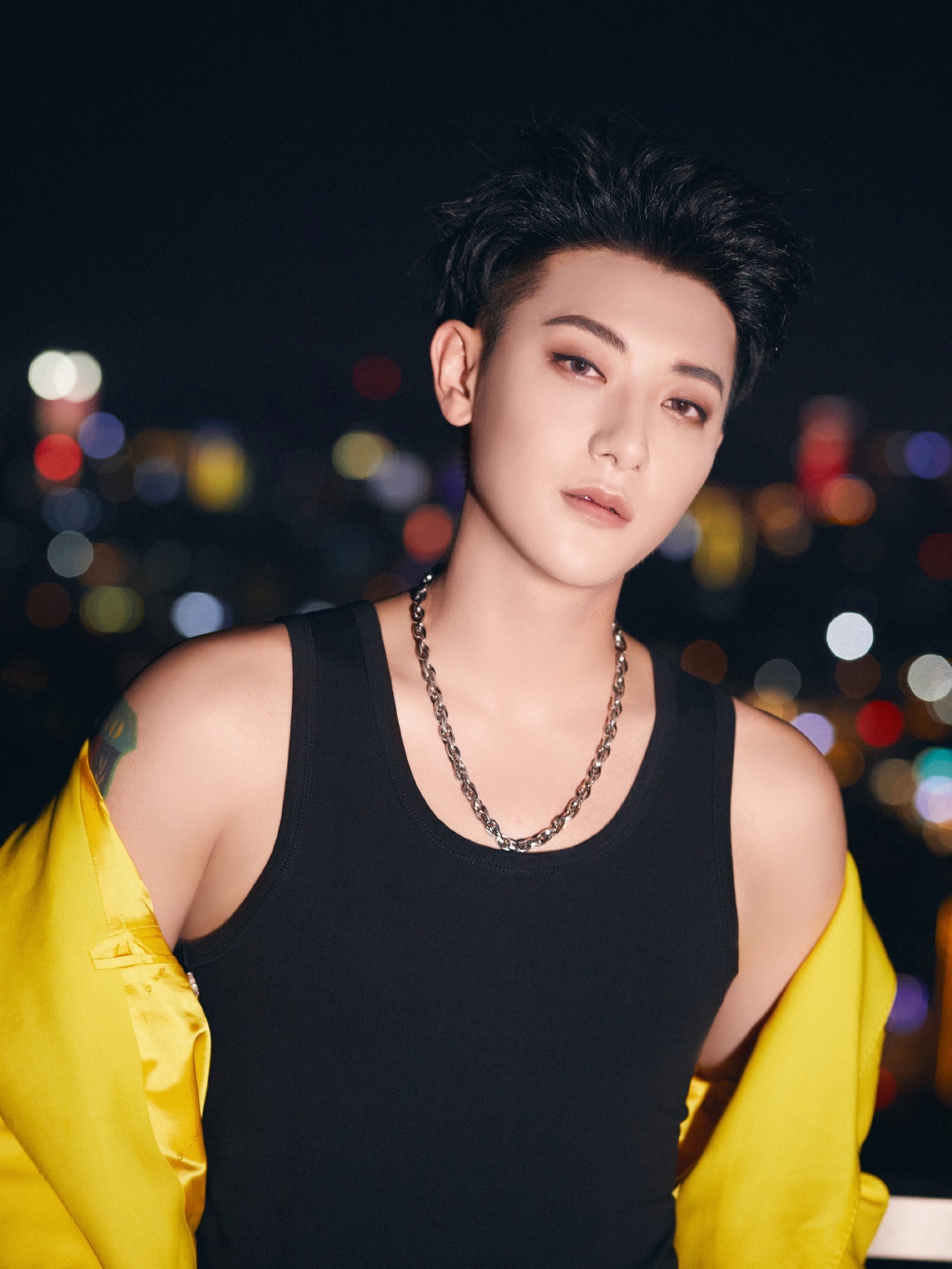 目前捐款最多的是言行相當出位的黃子韜，雖然他曾經一度被指愛土豪式炫富、揮霍他爸爸留給他的過百億遺產；不過黃子韜今次不但捐出 300 萬賑災，而且更吩咐員工全線下架旗下服飾店的衣服、褲子捐往災區及救援隊！