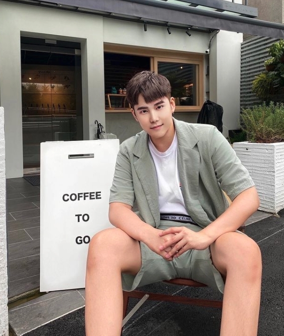 他的美照很有男神的風範，常常到文青咖啡店和藝術展覽打卡，根本就是讓女生心動的高帥Oppa