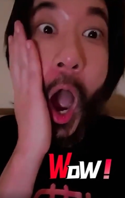 多次被要求剃鬚和剪髮的王力宏,這次就趁著網上直播帶貨的機會,公開在鏡頭前剃掉留了一段時間的鬍子~王力宏回應網民的要求,狠心把鬍子一下剃掉!
