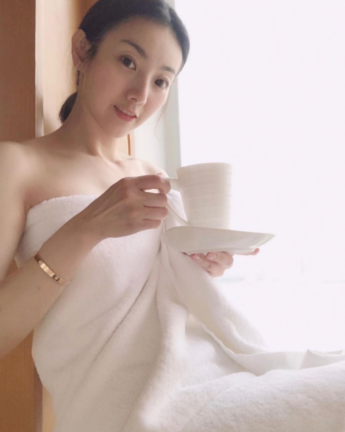 周嘉儀亦會經常分享她的名媛生活,總是曬出穿浴袍的相片,歎著下午茶及Spa