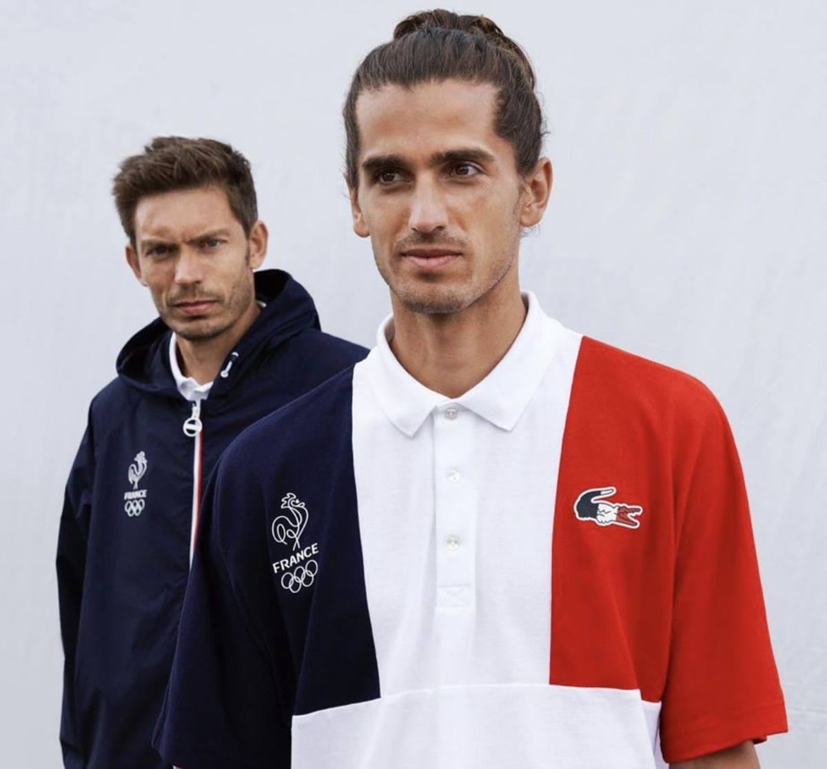法國隊服就由Lacoste和Le Coq Sportif 共同設計。隊服顏色以國旗的藍、白、紅為主,有代表性的顏色配上簡單的線條設計