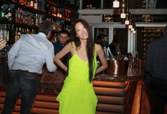 在派對中她身穿了一條鮮黃色的吊帶長裙，氣質優雅～