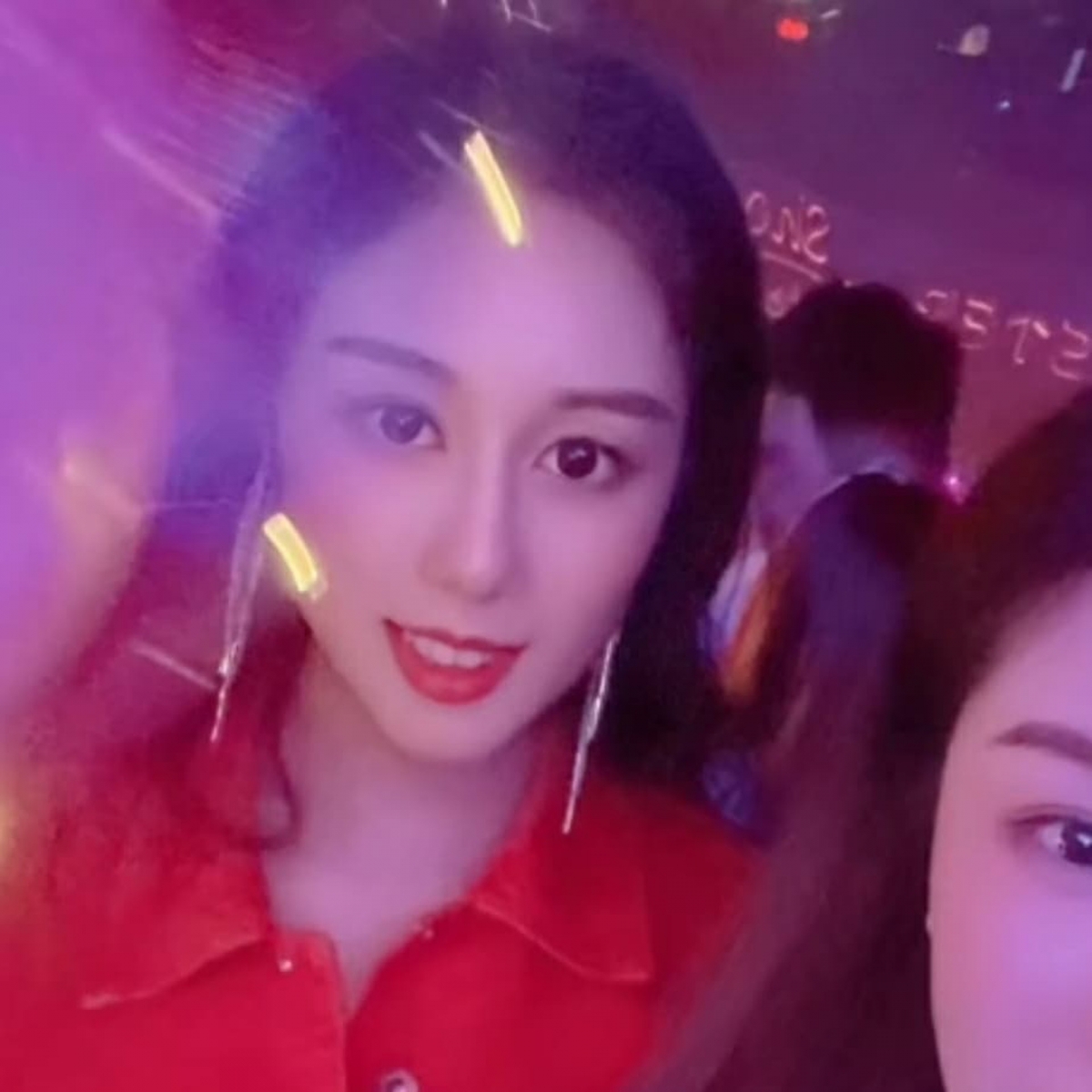 賭王何鴻燊孻女何超欣當然有打扮靚靚現身,穿上一條黑色吊帶裙,配襯一件鮮紅色牛仔褸