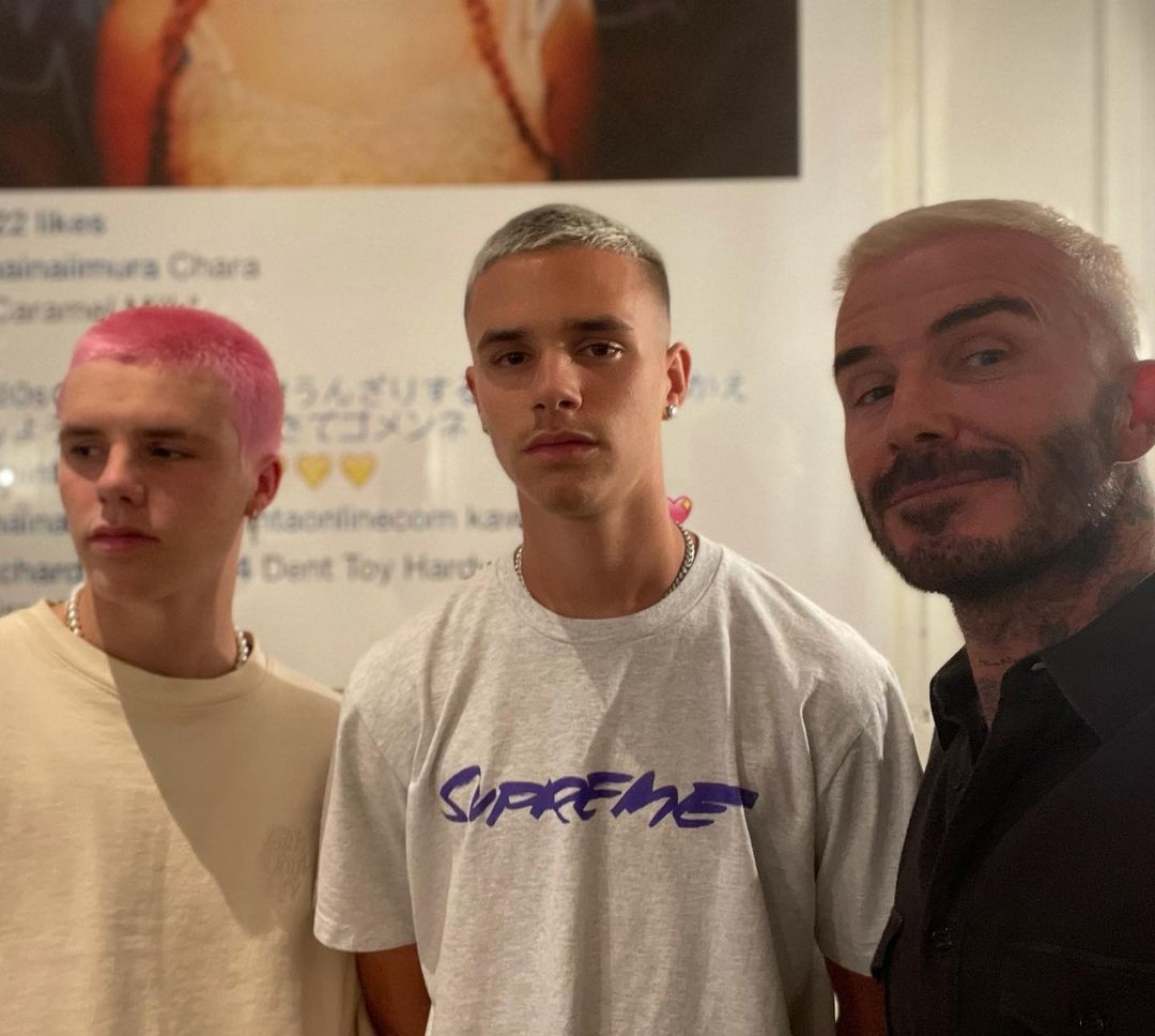 碧咸細仔 Cruz Beckham 罕有的以軍裝頭示人,與爸爸碧咸及二哥 Romeo 撞髮型。